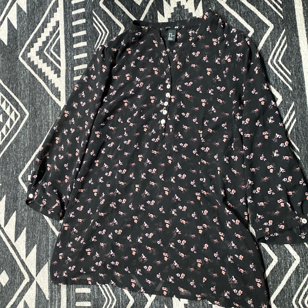 Black floral blouse with 3/4 sleeve. Button details down front.